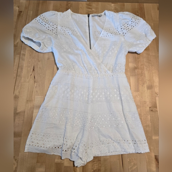 Alice + Olivia Paulina Eyelet Romper Size 4 - Picture 3 of 7